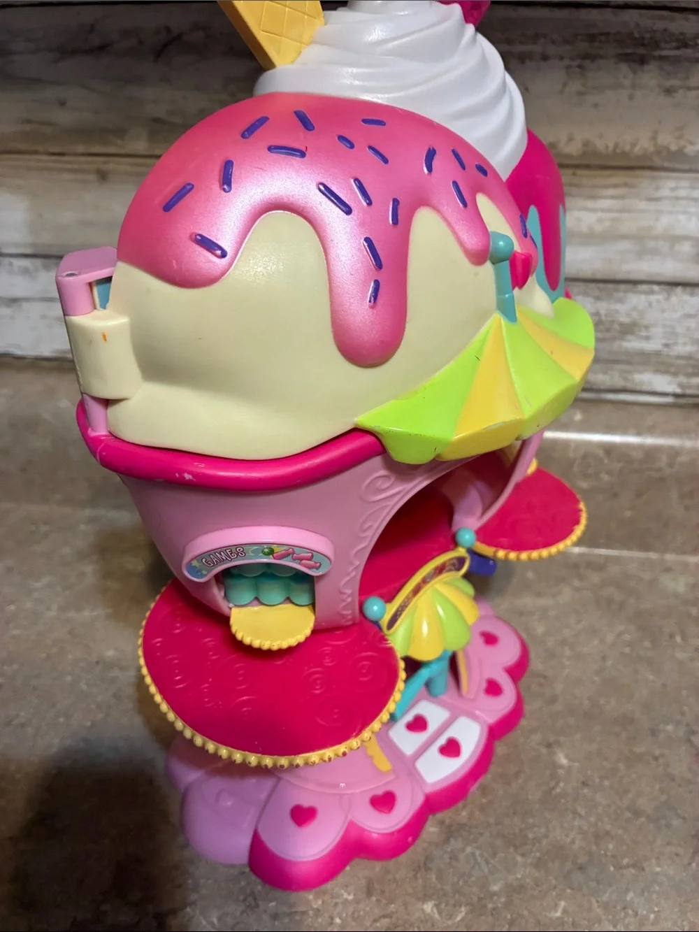 Hasbro 2007 My Little Pony Ice Cream Ponyville Sweet Shop Parlor